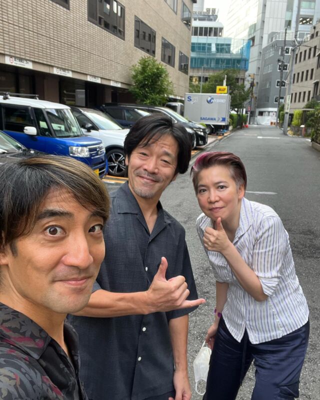 赤ジカ前にて賢治さんと社長と。

今日はアトゥズお2人と会えましたー
レアです✨
もう1人はこのあと投稿されるかと。

伴蔵門

#佐藤賢治 
#服部伴蔵門
#アトゥプロダクション
#アトゥ
#ナレーション
#ナレーター
#赤坂
#赤坂イマジカ
#レア
