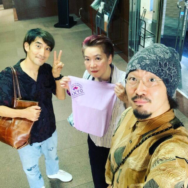 @ippo_voice 
伴蔵門さんとパチリ 嬉しいやつー！

アトゥズ 同じ建物で同タイミングで仕事しててもそうとは知らないこともあるのだけれど〜
今日は狩野社長がいらして教えてくれました✨

で、伴蔵門さんはさらに同じ建物内で次の現場へ  かっこいい！

そしてこのあと賢治さんもいらしてたとは！

#服部伴蔵門
#小野寺一歩
#社長
#アトゥプロダクション
#アトゥ
#ナレーション
#ナレーター
#赤坂
#赤坂イマジカ
#赤ジカ 
#レア 
#アトゥズ