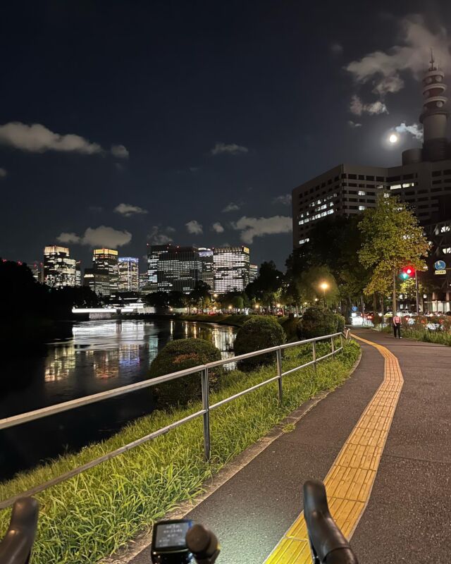 暑さを避けて夜皇居ライド
北の丸公園で田所先輩みたいな人にぶち抜かれて意気消チーンでフィニッシュ

#ナレーター
#ナレーション
#アトゥプロダクション
#ロードバイク